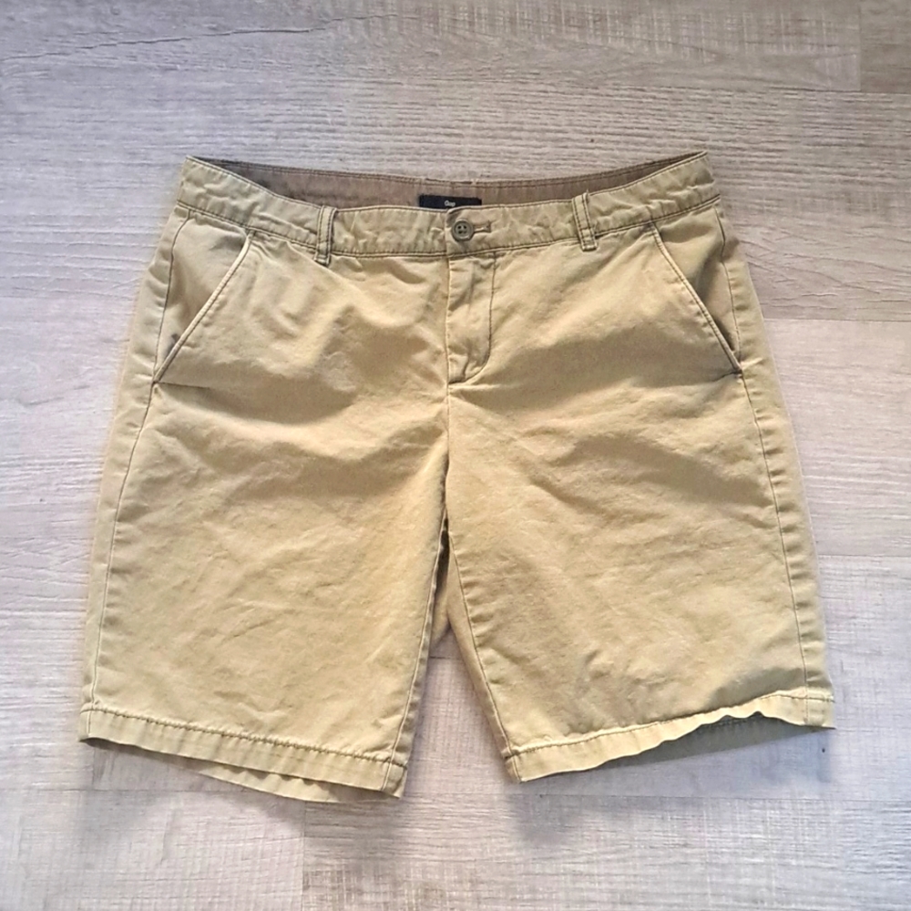 Women's Gap 8"' inseam Classic Shorts size 4